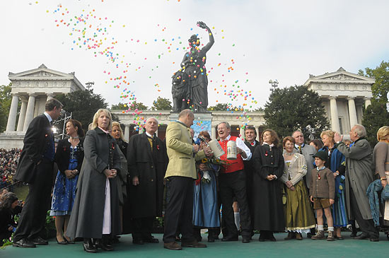 Am Ende eine gemeinsam gesungene Bayernhymne : die Wiesnwirte grüßten die Oktoberfest Gäste mit dem Standkonzert der Wiesn Kapellen 2008 (Foto: Ingrid Grossmann)